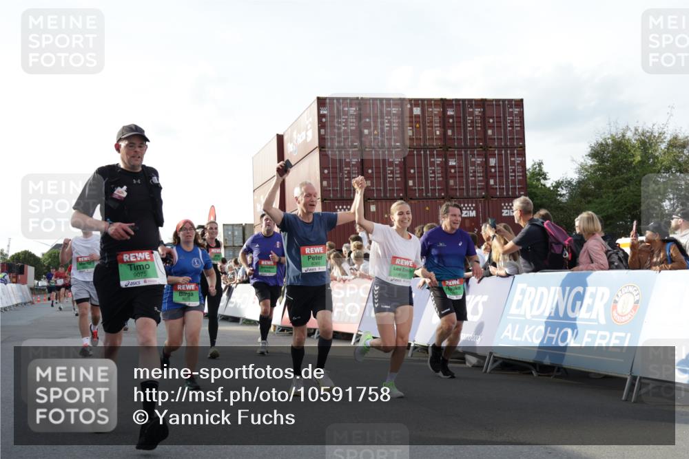 03.10.2026 - Köhlbrandbrückenlauf Yannick Fuchs http://msf.ph/oto/10591758 03.10.2026 16:18:54 Ziel 7211, 7423, 8028, 8389, 8390, 8715, 8925, 9075, 9103, 9105 meine-sportfotos.de