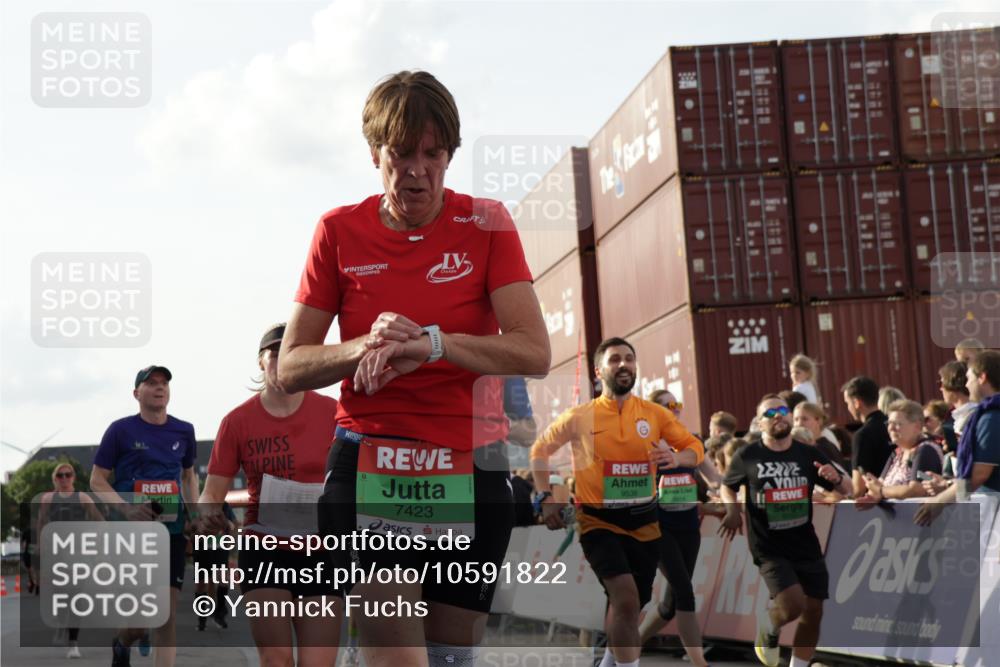 03.10.2026 - Köhlbrandbrückenlauf Yannick Fuchs http://msf.ph/oto/10591822 03.10.2026 16:19:03 Ziel 7154, 7188, 7423, 7532, 7639, 7640, 8108, 8553, 8703, 8715, 8879, 8914, 9080, 9150, 9536 meine-sportfotos.de