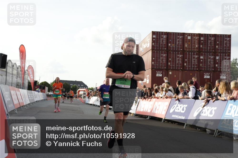 03.10.2026 - Köhlbrandbrückenlauf Yannick Fuchs http://msf.ph/oto/10591928 03.10.2026 16:19:17 Ziel 7155, 7177, 7178, 7188, 8344, 8527, 9043 meine-sportfotos.de