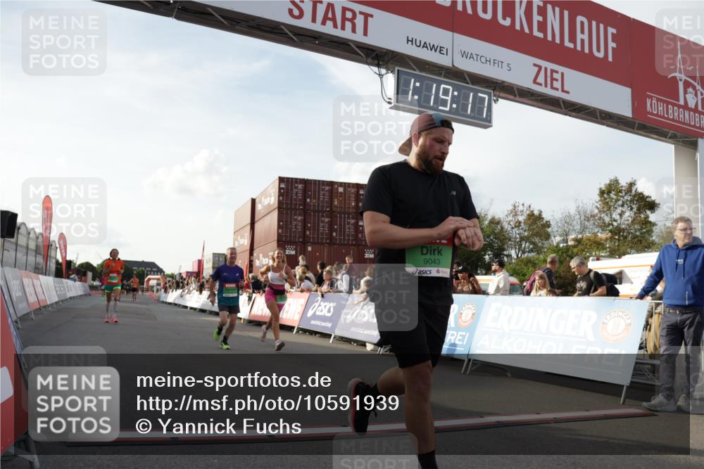 03.10.2026 - Köhlbrandbrückenlauf Yannick Fuchs http://msf.ph/oto/10591939 03.10.2026 16:19:18 Ziel 7155, 7177, 7178, 8344, 8527, 9043 meine-sportfotos.de