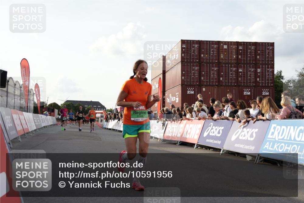 03.10.2026 - Köhlbrandbrückenlauf Yannick Fuchs http://msf.ph/oto/10591956 03.10.2026 16:19:21 Ziel 7177, 7178, 7629, 7630, 8109, 8344, 9043 meine-sportfotos.de