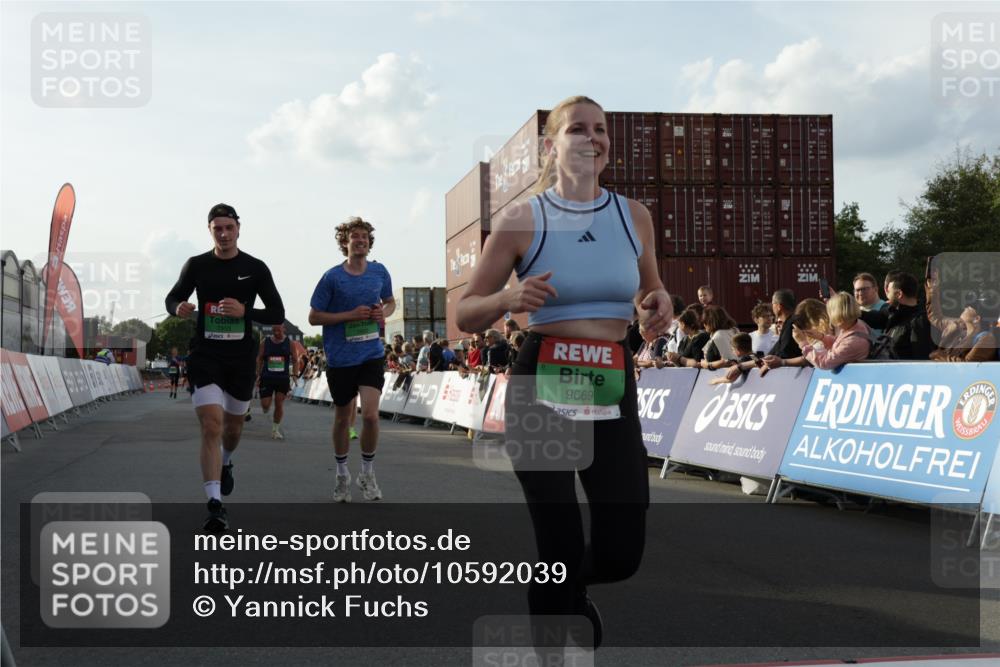 03.10.2026 - Köhlbrandbrückenlauf Yannick Fuchs http://msf.ph/oto/10592039 03.10.2026 16:19:34 Ziel 7634, 7782, 7783, 7950, 7953, 8005, 8468, 8950, 9192, 9373, 9490, 9669 meine-sportfotos.de