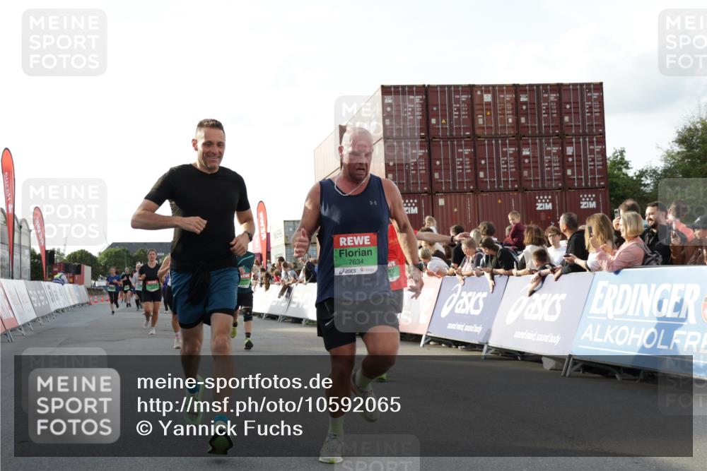 03.10.2026 - Köhlbrandbrückenlauf Yannick Fuchs http://msf.ph/oto/10592065 03.10.2026 16:19:37 Ziel 7072, 7634, 7673, 7782, 7783, 7950, 7953, 8005, 8468, 8950, 9192, 9373, 9490, 9669, 9790 meine-sportfotos.de