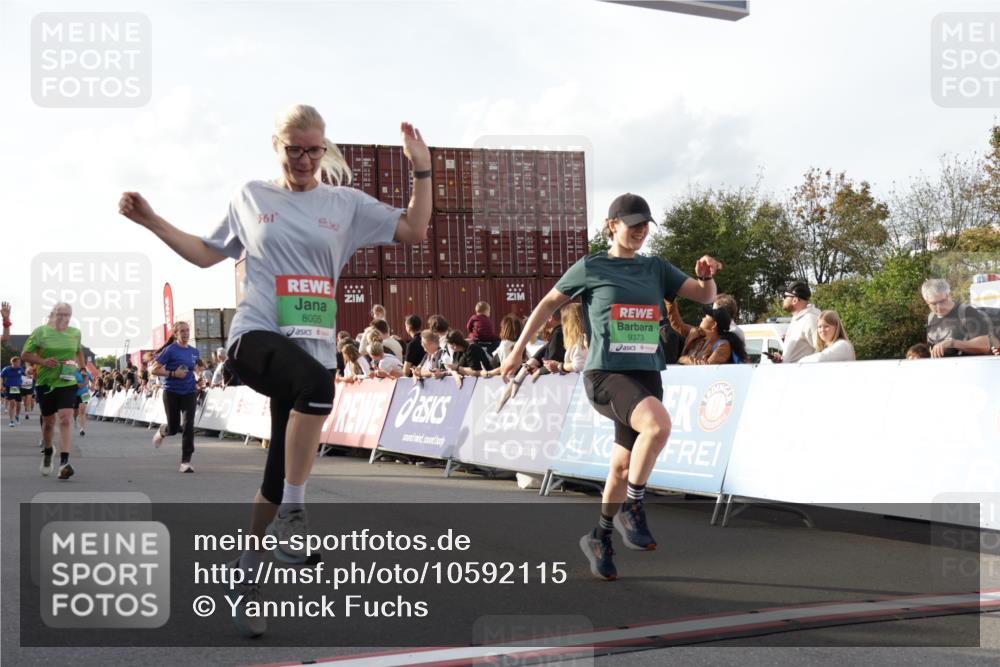 03.10.2026 - Köhlbrandbrückenlauf Yannick Fuchs http://msf.ph/oto/10592115 03.10.2026 16:19:43 Ziel 7072, 7661, 7673, 7782, 7783, 8005, 8813, 8938, 8950, 9092, 9192, 9268, 9373, 9490, 9790 meine-sportfotos.de
