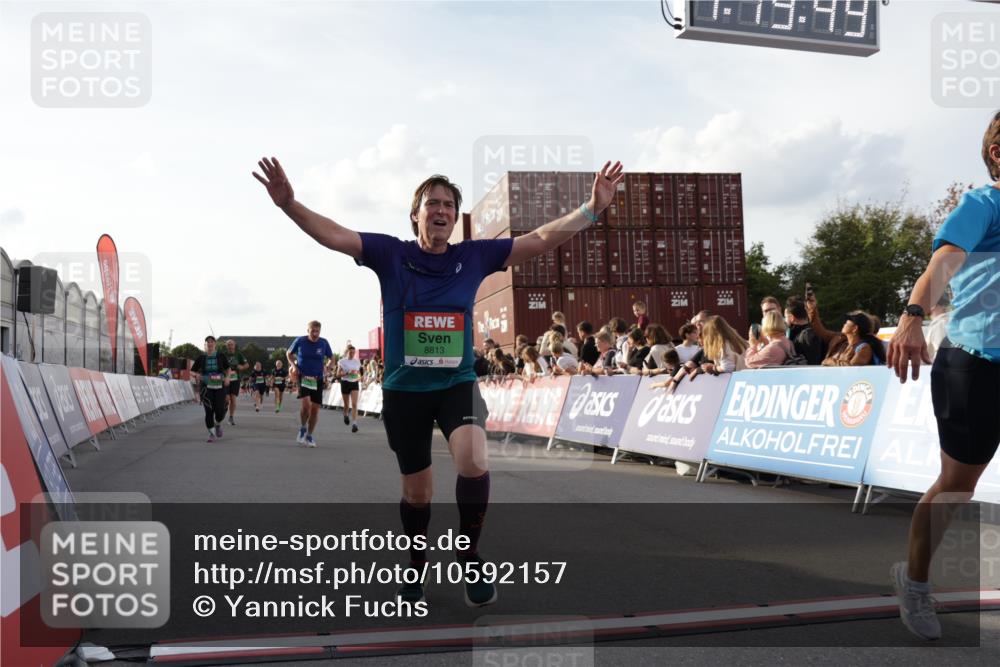 03.10.2026 - Köhlbrandbrückenlauf Yannick Fuchs http://msf.ph/oto/10592157 03.10.2026 16:19:49 Ziel 7072, 7167, 7168, 7661, 7673, 7740, 8128, 8688, 8813, 8836, 8938, 9092, 9268, 9625, 9790 meine-sportfotos.de