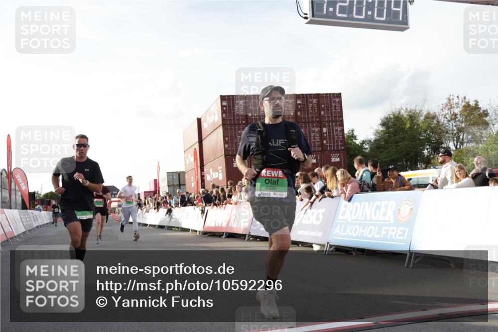 03.10.2026 - Köhlbrandbrückenlauf Yannick Fuchs http://msf.ph/oto/10592296 03.10.2026 16:20:05 Ziel 7249, 7621, 8020, 8669, 8717, 8824, 8919, 8995 meine-sportfotos.de