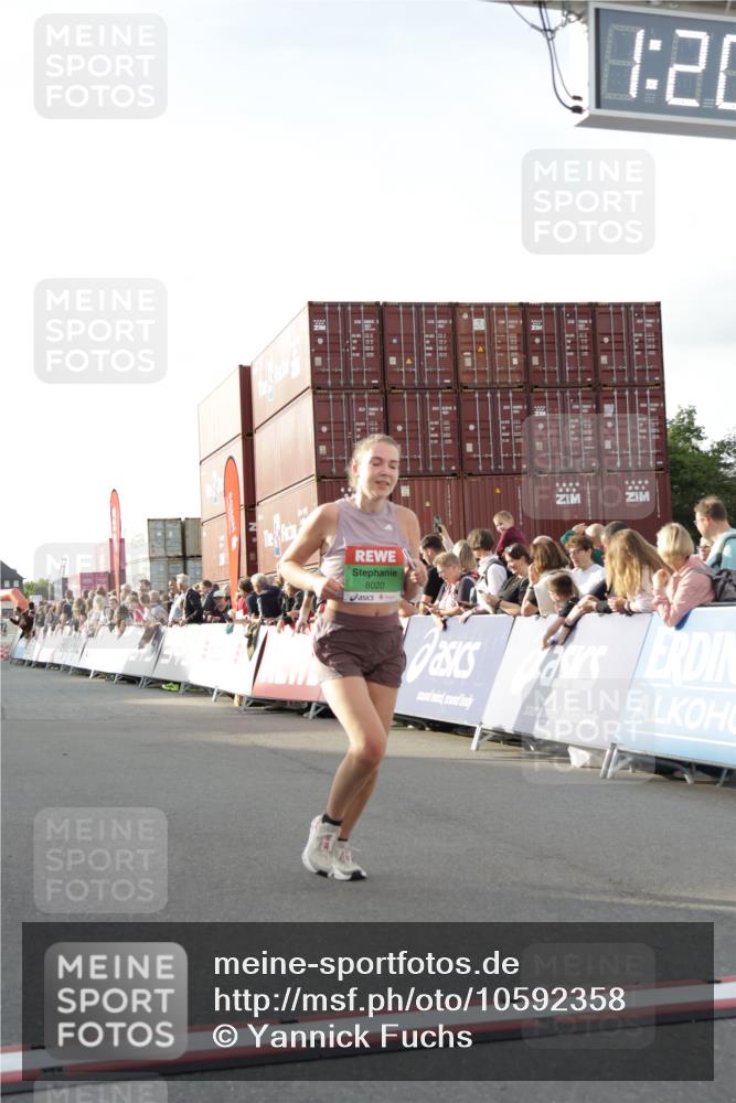 03.10.2026 - Köhlbrandbrückenlauf Yannick Fuchs http://msf.ph/oto/10592358 03.10.2026 16:20:10 Ziel 7249, 7621, 8020, 8669, 8823, 8824, 8880, 8919, 9600 meine-sportfotos.de