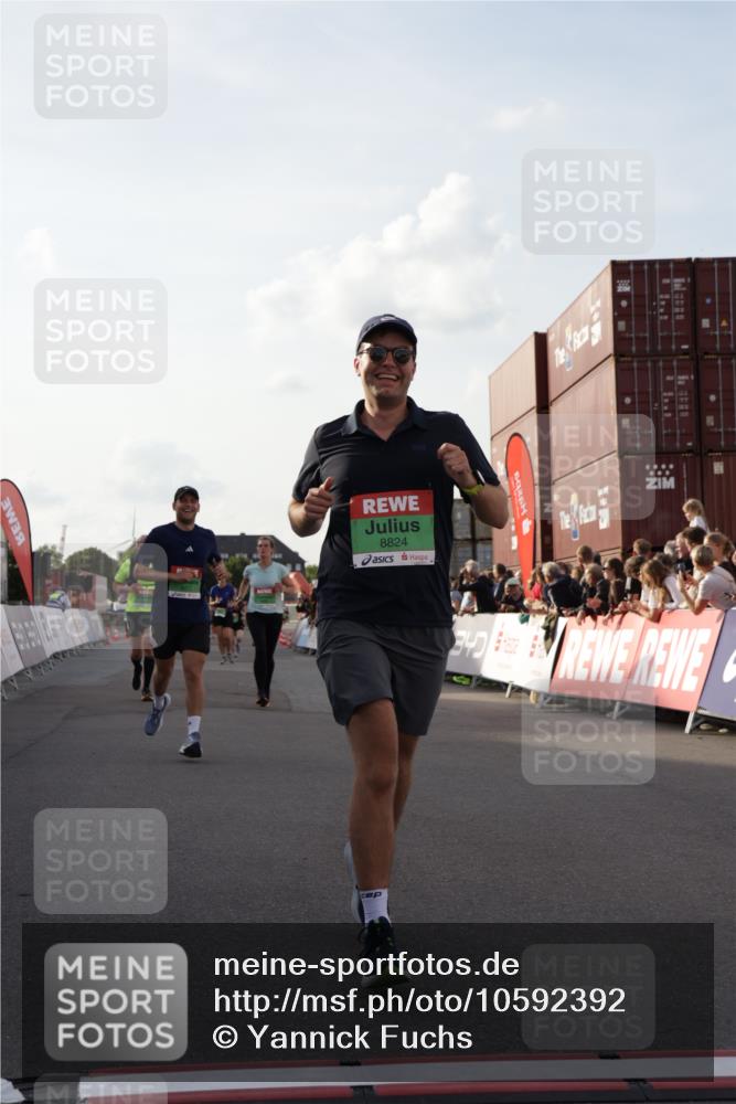 03.10.2026 - Köhlbrandbrückenlauf Yannick Fuchs http://msf.ph/oto/10592392 03.10.2026 16:20:13 Ziel 7063, 7249, 7621, 8020, 8823, 8824, 8880, 8931, 9600 meine-sportfotos.de