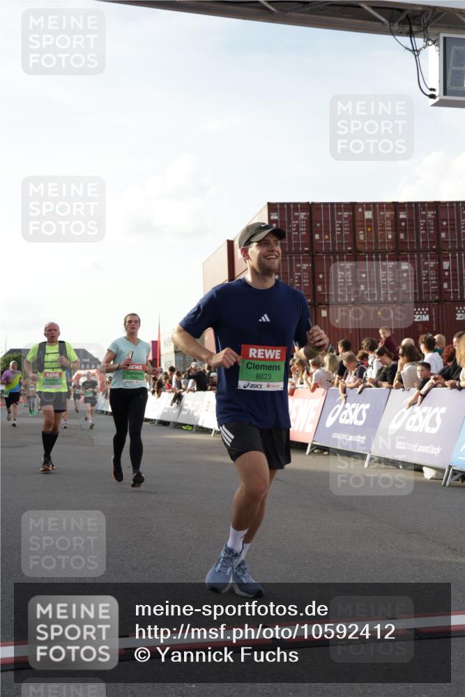 03.10.2026 - Köhlbrandbrückenlauf Yannick Fuchs http://msf.ph/oto/10592412 03.10.2026 16:20:16 Ziel 7063, 7249, 7533, 8061, 8590, 8687, 8823, 8824, 8880, 8931, 9600 meine-sportfotos.de
