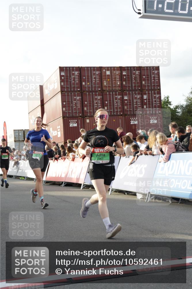 03.10.2026 - Köhlbrandbrückenlauf Yannick Fuchs http://msf.ph/oto/10592461 03.10.2026 16:20:21 Ziel 7063, 7533, 8061, 8334, 8590, 8687, 8823, 8880, 8931, 9071, 9600 meine-sportfotos.de