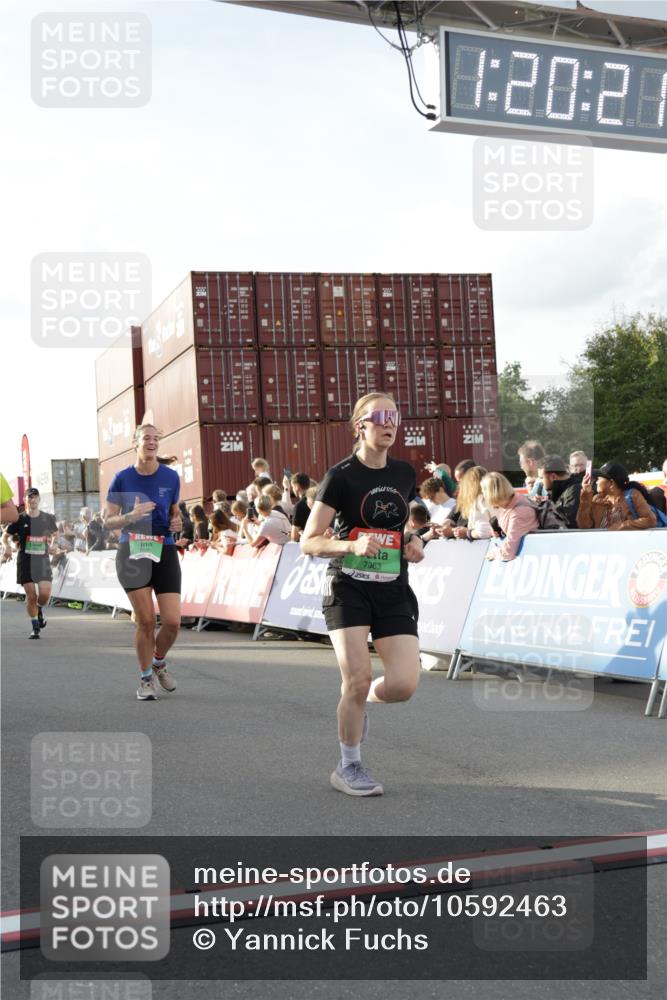03.10.2026 - Köhlbrandbrückenlauf Yannick Fuchs http://msf.ph/oto/10592463 03.10.2026 16:20:22 Ziel 7063, 7533, 8061, 8334, 8590, 8687, 8880, 8931, 9071, 9600 meine-sportfotos.de