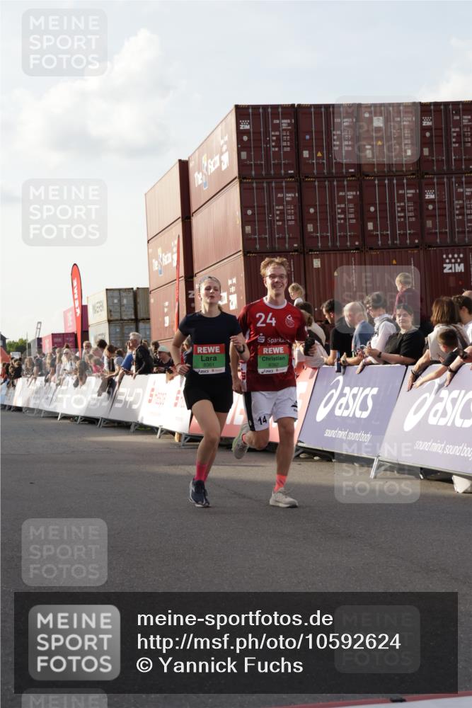 03.10.2026 - Köhlbrandbrückenlauf Yannick Fuchs http://msf.ph/oto/10592624 03.10.2026 16:20:42 Ziel 7098, 7574, 8250, 8361, 8382, 8450, 8727, 8930 meine-sportfotos.de