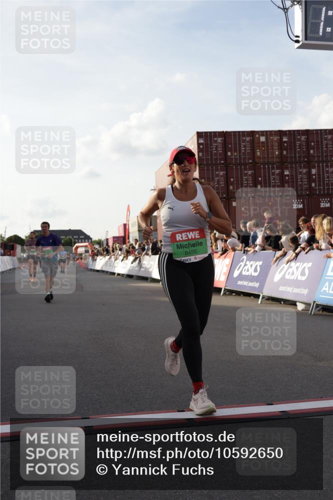 03.10.2026 - Köhlbrandbrückenlauf Yannick Fuchs http://msf.ph/oto/10592650 03.10.2026 16:20:46 Ziel 8250, 8361, 8382, 8450, 8727, 8930, 9501 meine-sportfotos.de