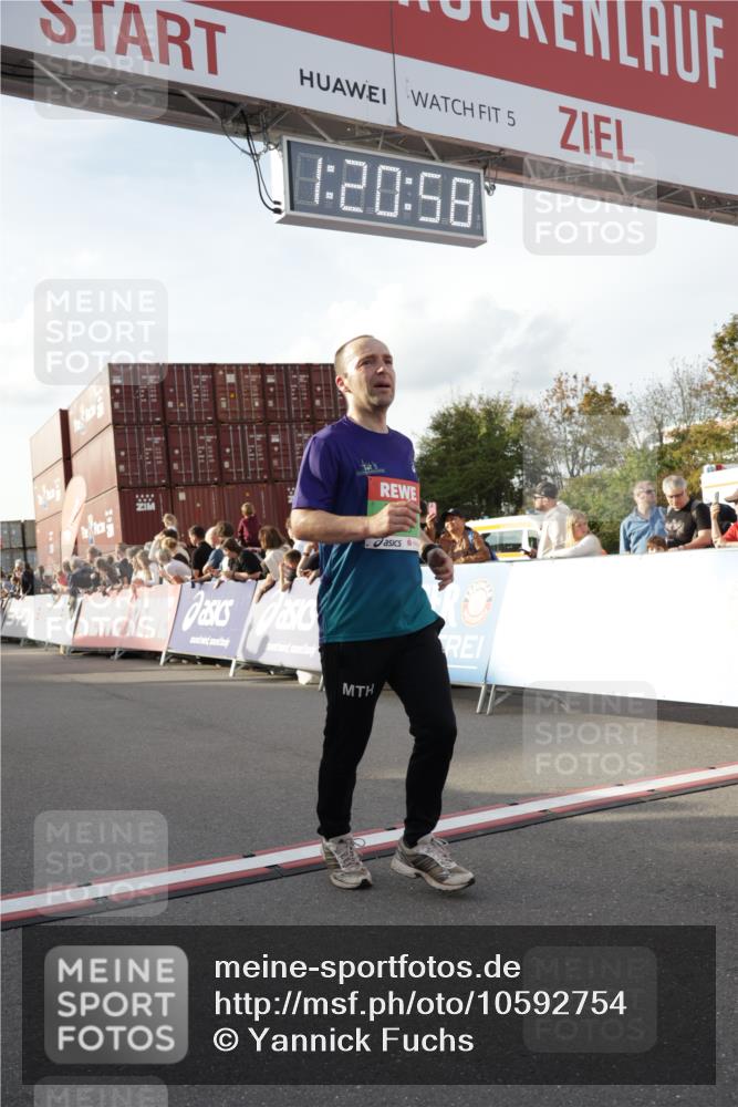 03.10.2026 - Köhlbrandbrückenlauf Yannick Fuchs http://msf.ph/oto/10592754 03.10.2026 16:20:59 Ziel 7336, 7519, 7704, 7711, 7791, 8364, 8564, 8565, 8581, 9226, 9501, 9593 meine-sportfotos.de