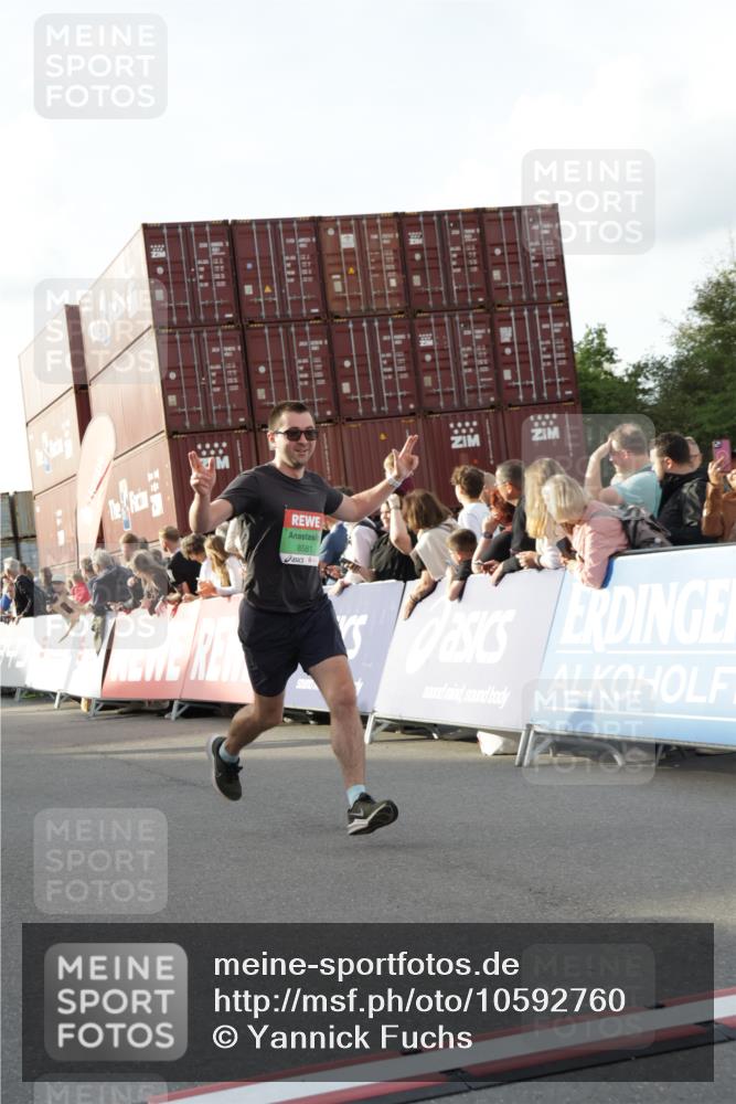 03.10.2026 - Köhlbrandbrückenlauf Yannick Fuchs http://msf.ph/oto/10592760 03.10.2026 16:21:00 Ziel 7336, 7519, 7704, 7711, 7791, 8364, 8564, 8565, 8581, 8948, 9173, 9226, 9501, 9593 meine-sportfotos.de