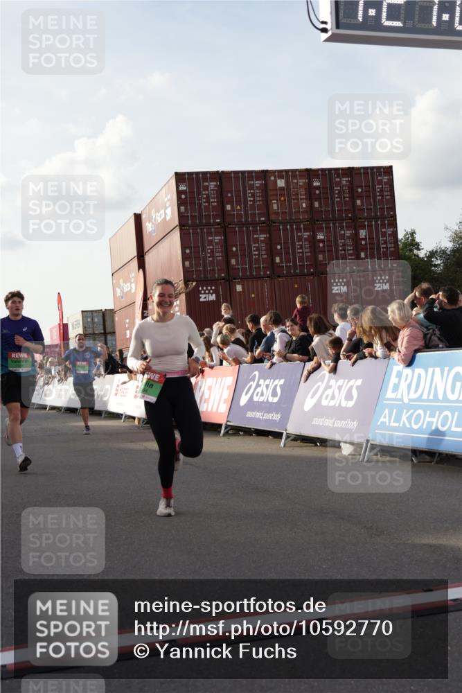 03.10.2026 - Köhlbrandbrückenlauf Yannick Fuchs http://msf.ph/oto/10592770 03.10.2026 16:21:01 Ziel 7336, 7519, 7704, 7711, 7791, 8364, 8564, 8565, 8581, 8948, 8949, 9173, 9226, 9593 meine-sportfotos.de