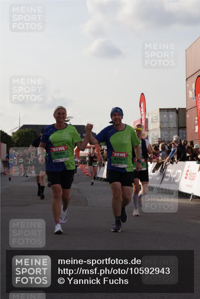 03.10.2026 - Köhlbrandbrückenlauf Yannick Fuchs http://msf.ph/oto/10592943 03.10.2026 16:21:15 Ziel 7245, 7301, 7302, 7341, 7448, 8535, 8812, 8821, 8949, 9188 meine-sportfotos.de