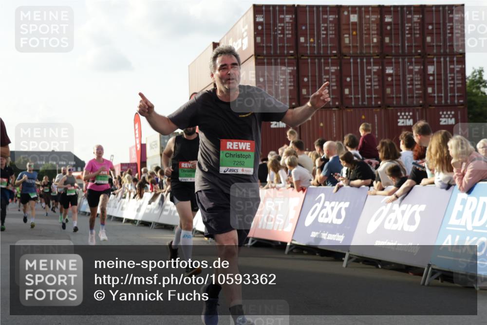 03.10.2026 - Köhlbrandbrückenlauf Yannick Fuchs http://msf.ph/oto/10593362 03.10.2026 16:21:58 Ziel 7028, 7151, 7218, 7252, 7432, 7435, 7651, 8580, 8609, 8878, 9079, 9147, 9227, 9261, 9301, 9473 meine-sportfotos.de