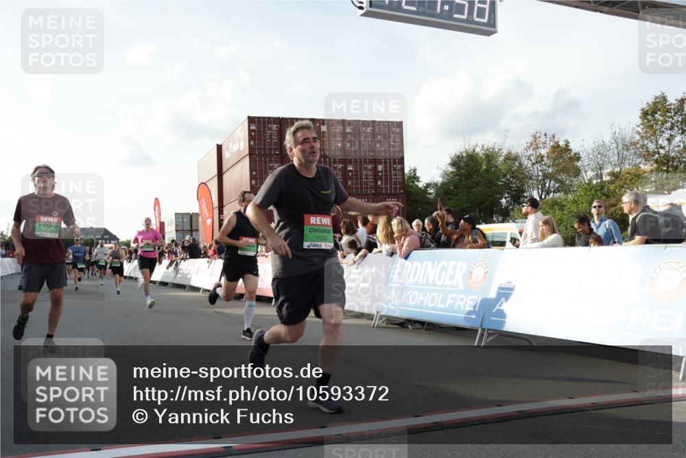 03.10.2026 - Köhlbrandbrückenlauf Yannick Fuchs http://msf.ph/oto/10593372 03.10.2026 16:21:59 Ziel 7028, 7151, 7218, 7252, 7432, 7435, 7651, 7834, 8580, 8609, 8878, 9079, 9095, 9147, 9227, 9261, 9301, 9473 meine-sportfotos.de