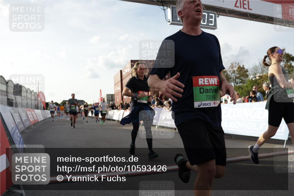 03.10.2026 - Köhlbrandbrückenlauf Yannick Fuchs http://msf.ph/oto/10593426 03.10.2026 16:22:04 Ziel 7028, 7134, 7151, 7156, 7218, 7252, 7487, 7651, 7834, 7926, 8591, 8609, 8695, 8878, 9095, 9147, 9307, 9309, 9310, 9392, 9473, 9474, 9691 meine-sportfotos.de