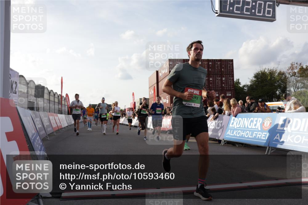 03.10.2026 - Köhlbrandbrückenlauf Yannick Fuchs http://msf.ph/oto/10593460 03.10.2026 16:22:07 Ziel 7134, 7151, 7156, 7200, 7201, 7218, 7487, 7651, 7834, 7926, 8436, 8591, 8609, 8695, 9014, 9015, 9095, 9147, 9307, 9309, 9310, 9392, 9474, 9691 meine-sportfotos.de