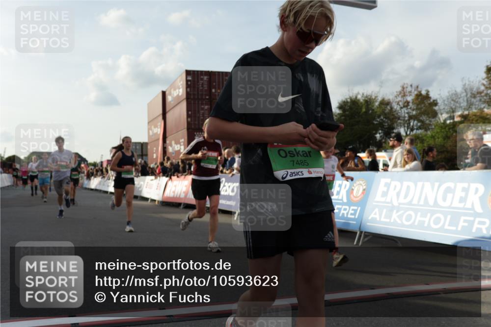 03.10.2026 - Köhlbrandbrückenlauf Yannick Fuchs http://msf.ph/oto/10593623 03.10.2026 16:22:20 Ziel 7140, 7141, 7229, 7485, 7486, 7890, 7891, 7944, 8474, 9014, 9015, 9021, 9245, 9346, 9347 meine-sportfotos.de