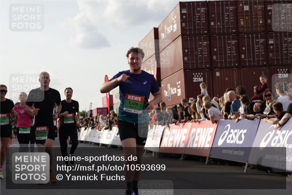 03.10.2026 - Köhlbrandbrückenlauf Yannick Fuchs http://msf.ph/oto/10593699 03.10.2026 16:22:27 Ziel 7229, 7486, 7819, 7890, 8474, 8504, 8639, 8983, 9021, 9178, 9347 meine-sportfotos.de