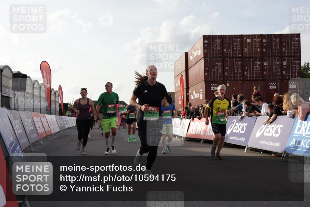 03.10.2026 - Köhlbrandbrückenlauf Yannick Fuchs http://msf.ph/oto/10594175 03.10.2026 16:23:10 Ziel 8210, 8424, 8425, 8536, 8568, 8579, 8681, 8759, 8793, 8853, 8912, 8934, 9435, 9452, 9512, 9561, 9582, 9654, 9719, 9747, 9839 meine-sportfotos.de