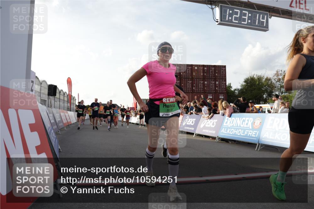 03.10.2026 - Köhlbrandbrückenlauf Yannick Fuchs http://msf.ph/oto/10594251 03.10.2026 16:23:15 Ziel 7481, 8130, 8424, 8425, 8536, 8568, 8579, 8681, 8759, 8769, 8792, 8838, 8853, 8854, 8934, 9112, 9287, 9435, 9452, 9512, 9582, 9719, 9747, 9839 meine-sportfotos.de