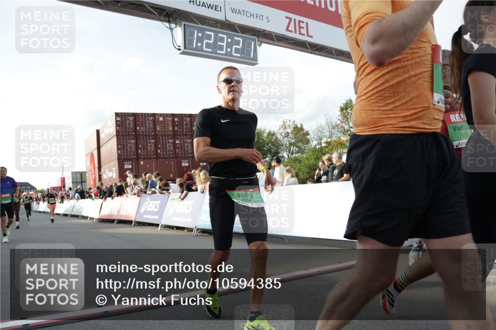 03.10.2026 - Köhlbrandbrückenlauf Yannick Fuchs http://msf.ph/oto/10594385 03.10.2026 16:23:22 Ziel 7481, 7576, 8130, 8562, 8568, 8625, 8681, 8698, 8759, 8769, 8792, 8838, 8853, 8854, 9112, 9287, 9512, 9582, 9681, 9839 meine-sportfotos.de