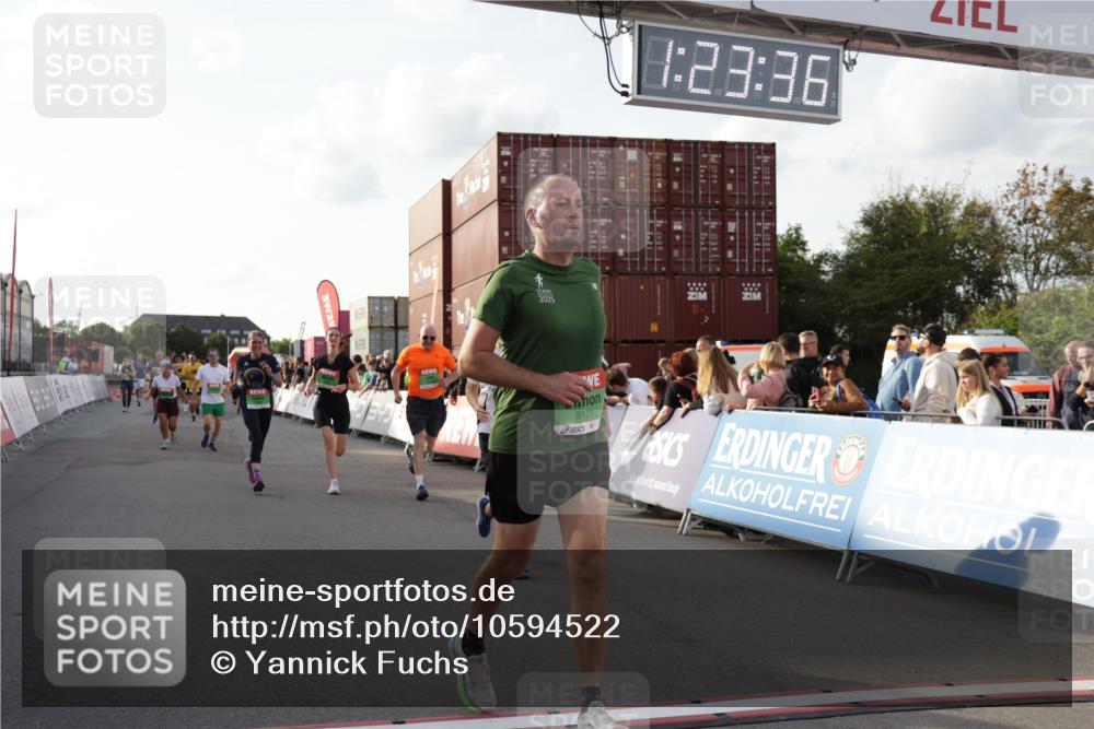 03.10.2026 - Köhlbrandbrückenlauf Yannick Fuchs http://msf.ph/oto/10594522 03.10.2026 16:23:37 Ziel 7090, 7137, 7342, 7553, 7652, 7894, 8507, 8926, 9121, 9317, 9464 meine-sportfotos.de