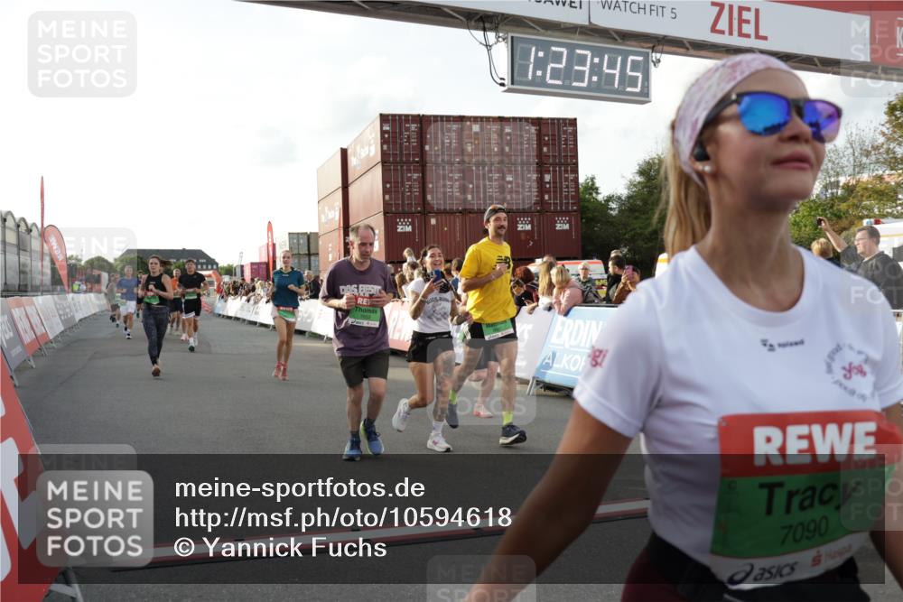 03.10.2026 - Köhlbrandbrückenlauf Yannick Fuchs http://msf.ph/oto/10594618 03.10.2026 16:23:45 Ziel 7090, 7184, 7287, 7553, 7652, 7703, 8507, 8596, 8762, 8922, 9065, 9152, 9317, 9328, 9801 meine-sportfotos.de