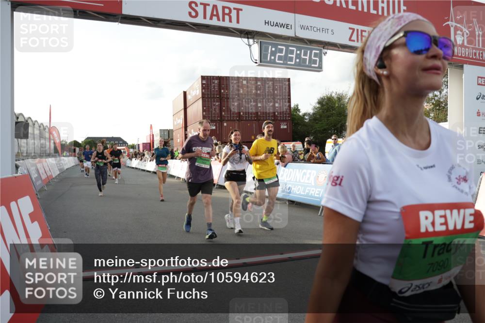 03.10.2026 - Köhlbrandbrückenlauf Yannick Fuchs http://msf.ph/oto/10594623 03.10.2026 16:23:46 Ziel 7090, 7184, 7287, 7553, 7652, 7703, 8507, 8596, 8730, 8762, 8820, 8869, 8922, 9065, 9152, 9317, 9328, 9741, 9801 meine-sportfotos.de