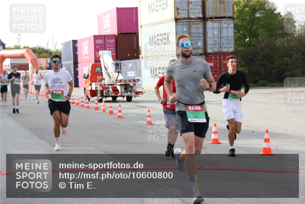 03.10.2026 - Köhlbrandbrückenlauf Tim E. http://msf.ph/oto/10600800 03.10.2026 16:07:21 Ziel 7066, 7220, 7312, 7907, 8968, 9666, 9797, 9822 meine-sportfotos.de