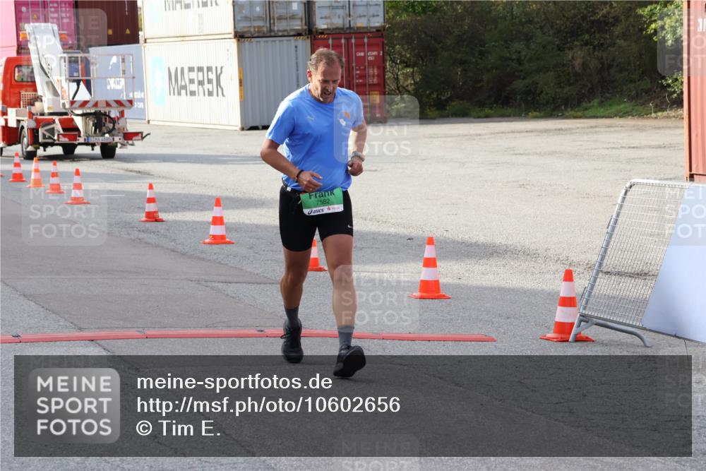 03.10.2026 - Köhlbrandbrückenlauf Tim E. http://msf.ph/oto/10602656 03.10.2026 16:09:40 Ziel 7124, 7186, 7191, 7569, 7582, 7671, 7800, 7895, 8440, 8542, 8661, 8671 meine-sportfotos.de