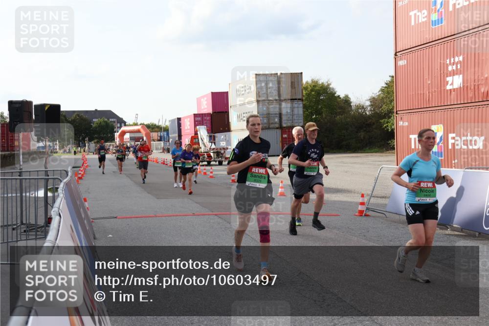 03.10.2026 - Köhlbrandbrückenlauf Tim E. http://msf.ph/oto/10603497 03.10.2026 16:10:38 Ziel 7120, 7121, 7376, 7480, 7705, 7856, 7933, 8165, 8178, 8329, 8416, 8498, 9251, 9300, 9736 meine-sportfotos.de