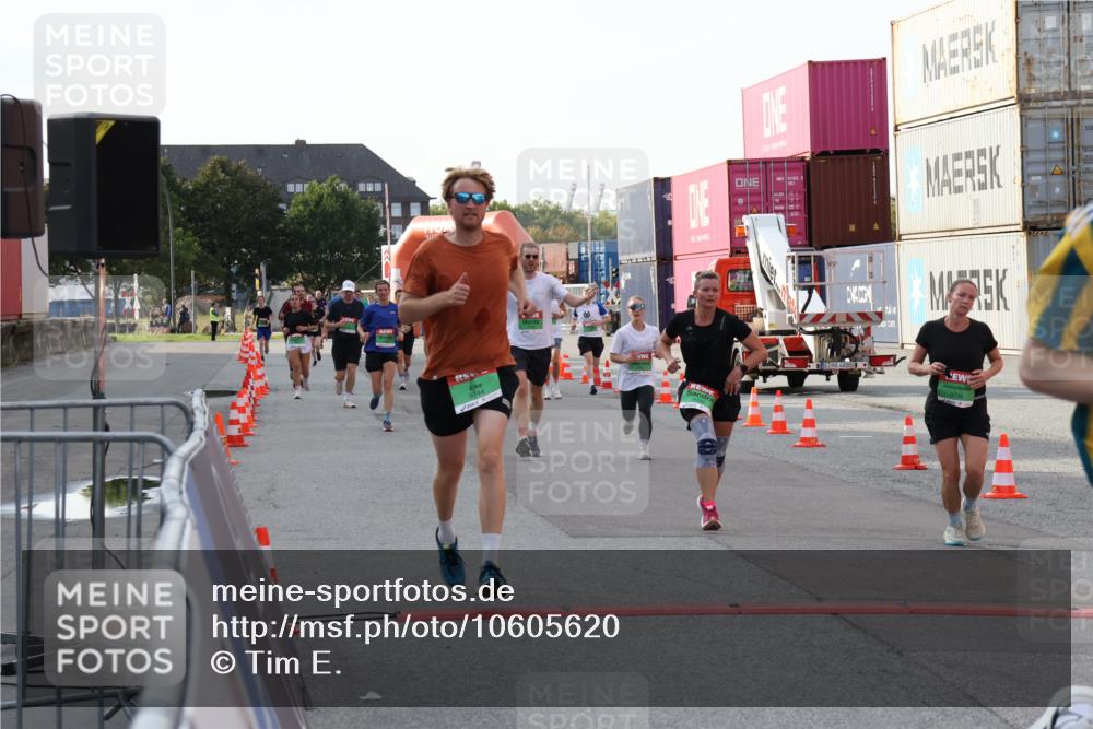 03.10.2026 - Köhlbrandbrückenlauf Tim E. http://msf.ph/oto/10605620 03.10.2026 16:12:42 Ziel 7666, 7751, 7752, 7855, 8036, 8287, 8315, 8514, 8532, 8963, 8969, 9036, 9515, 9692, 9715, 9744, 9767, 9788 meine-sportfotos.de