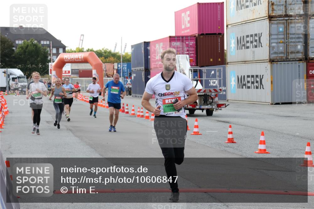 03.10.2026 - Köhlbrandbrückenlauf Tim E. http://msf.ph/oto/10606847 03.10.2026 16:13:46 Ziel 7351, 7687, 7709, 7913, 8279, 8431, 8933, 9746 meine-sportfotos.de