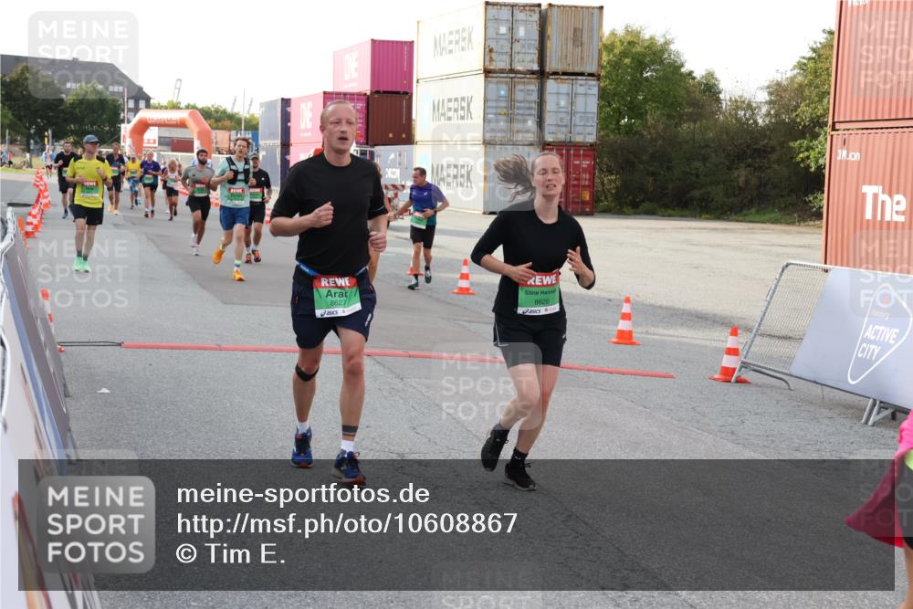 03.10.2026 - Köhlbrandbrückenlauf Tim E. http://msf.ph/oto/10608867 03.10.2026 16:15:24 Ziel 7318, 7440, 7536, 7616, 7708, 7710, 8167, 8294, 8605, 8626, 8627, 8744, 8883, 9010, 9115, 9142, 9642 meine-sportfotos.de