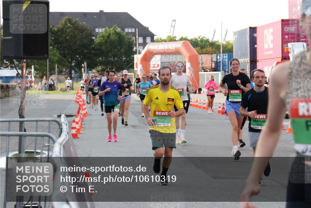 03.10.2026 - Köhlbrandbrückenlauf Tim E. http://msf.ph/oto/10610319 03.10.2026 16:16:26 Ziel 7289, 7691, 8006, 8150, 8285, 8352, 8457, 8492, 8733, 8787, 8936, 9098, 9167, 9400, 9707 meine-sportfotos.de