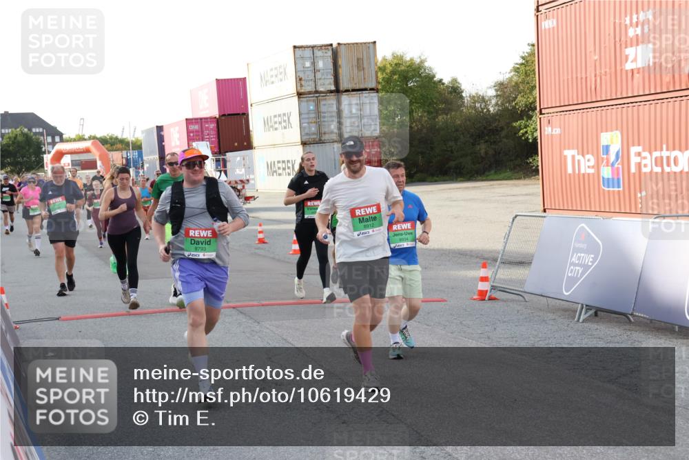 03.10.2026 - Köhlbrandbrückenlauf Tim E. http://msf.ph/oto/10619429 03.10.2026 16:22:56 Ziel 8130, 8210, 8424, 8425, 8536, 8568, 8579, 8793, 8838, 8912, 8934, 9287, 9435, 9452, 9512, 9561, 9582, 9654, 9719, 9747, 9839 meine-sportfotos.de
