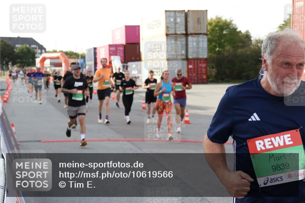 03.10.2026 - Köhlbrandbrückenlauf Tim E. http://msf.ph/oto/10619566 03.10.2026 16:23:03 Ziel 7481, 7576, 8130, 8536, 8562, 8568, 8579, 8681, 8759, 8769, 8792, 8838, 8853, 8854, 9112, 9287, 9452, 9512, 9582, 9681, 9747 meine-sportfotos.de