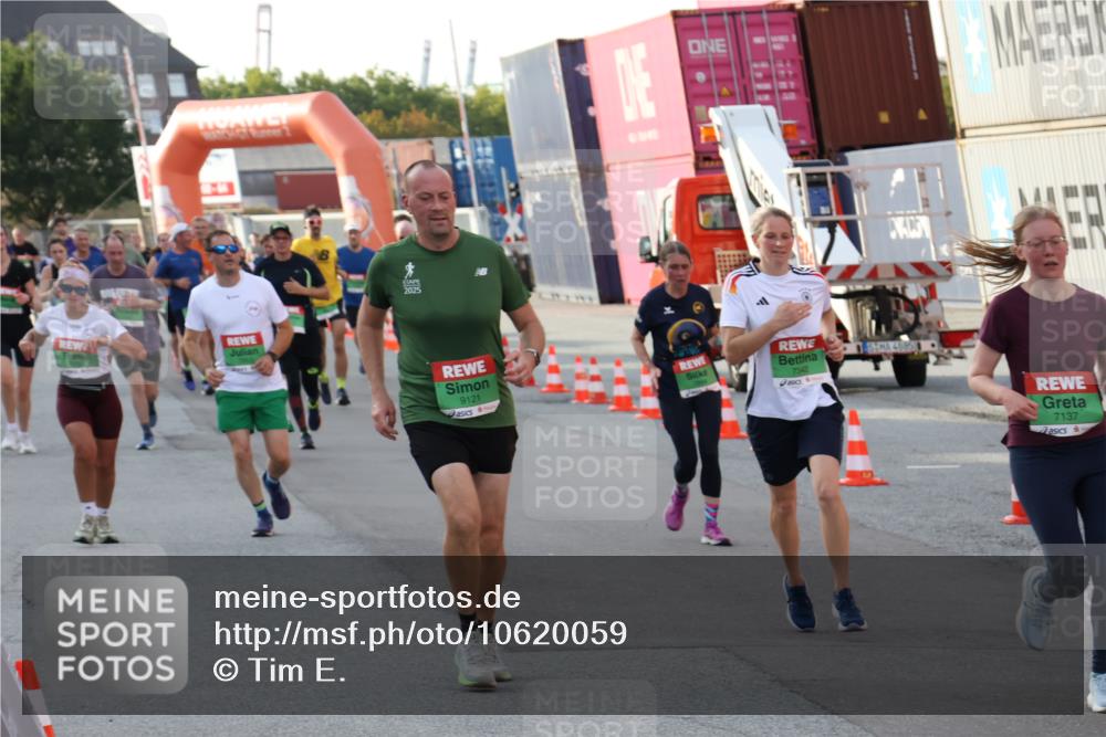 03.10.2026 - Köhlbrandbrückenlauf Tim E. http://msf.ph/oto/10620059 03.10.2026 16:23:19 Ziel 7090, 7137, 7342, 7553, 7652, 7894, 8625, 8698, 8926, 9121, 9317, 9464 meine-sportfotos.de