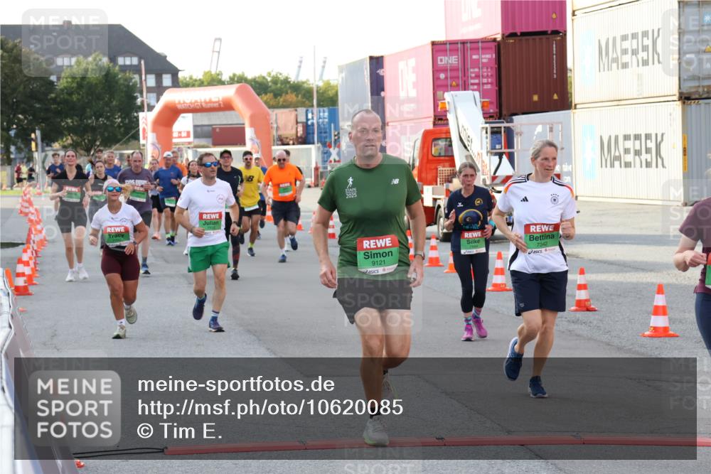 03.10.2026 - Köhlbrandbrückenlauf Tim E. http://msf.ph/oto/10620085 03.10.2026 16:23:20 Ziel 7090, 7137, 7342, 7553, 7652, 7894, 8698, 8926, 9121, 9317, 9464 meine-sportfotos.de