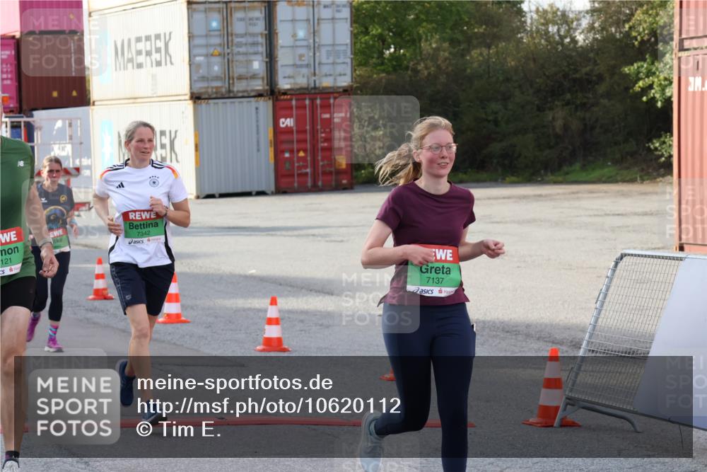 03.10.2026 - Köhlbrandbrückenlauf Tim E. http://msf.ph/oto/10620112 03.10.2026 16:23:21 Ziel 7090, 7137, 7342, 7553, 7652, 7894, 8507, 8596, 8926, 9121, 9317, 9464 meine-sportfotos.de