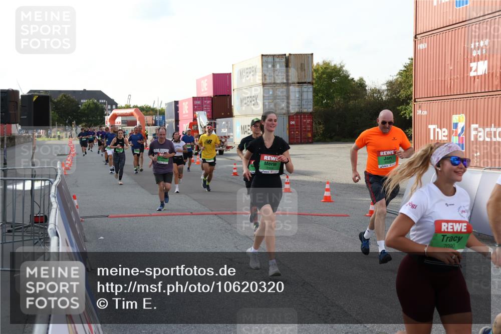 03.10.2026 - Köhlbrandbrückenlauf Tim E. http://msf.ph/oto/10620320 03.10.2026 16:23:28 Ziel 7090, 7184, 7287, 7553, 7652, 7894, 8507, 8596, 8762, 8922, 8926, 9065, 9139, 9152, 9317, 9328, 9464, 9741, 9801 meine-sportfotos.de