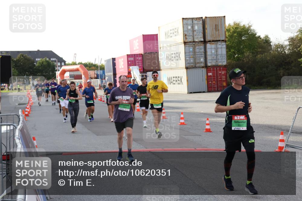 03.10.2026 - Köhlbrandbrückenlauf Tim E. http://msf.ph/oto/10620351 03.10.2026 16:23:29 Ziel 7090, 7184, 7287, 7553, 7652, 7703, 8507, 8596, 8762, 8922, 8926, 9065, 9139, 9152, 9317, 9328, 9464, 9741, 9801 meine-sportfotos.de