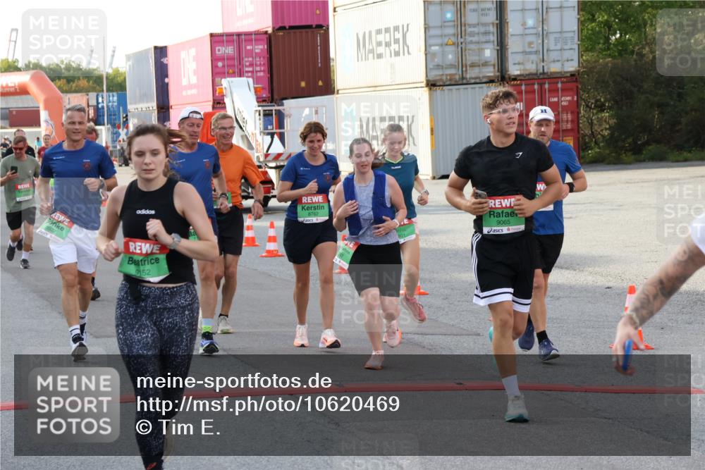 03.10.2026 - Köhlbrandbrückenlauf Tim E. http://msf.ph/oto/10620469 03.10.2026 16:23:33 Ziel 7184, 7287, 7652, 7703, 8507, 8596, 8730, 8762, 8820, 8869, 8922, 9065, 9139, 9152, 9328, 9741, 9801 meine-sportfotos.de