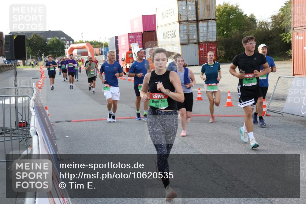 03.10.2026 - Köhlbrandbrückenlauf Tim E. http://msf.ph/oto/10620535 03.10.2026 16:23:34 Ziel 7184, 7287, 7703, 8507, 8596, 8730, 8762, 8820, 8869, 8922, 9065, 9139, 9152, 9328, 9741, 9801 meine-sportfotos.de