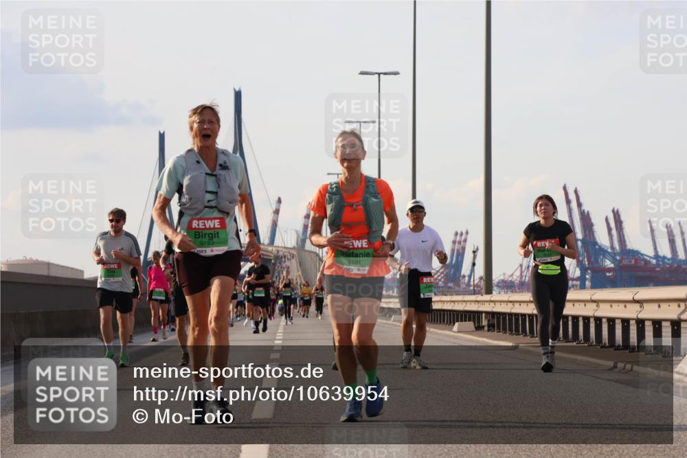 03.10.2026 - Köhlbrandbrückenlauf Mo-Foto http://msf.ph/oto/10639954 03.10.2026 16:16:51 Position 3 9193, 9191 meine-sportfotos.de